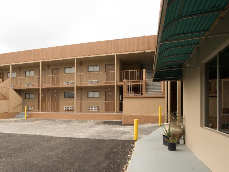 Oyo Hotel San Antonio Lackland Afb Seaworld Hwy 90 W Eksteriør bilde
